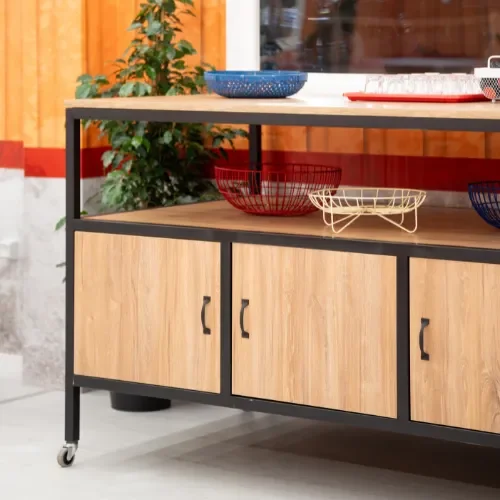 movel-com-detalhes-em-metal-preto-fosco