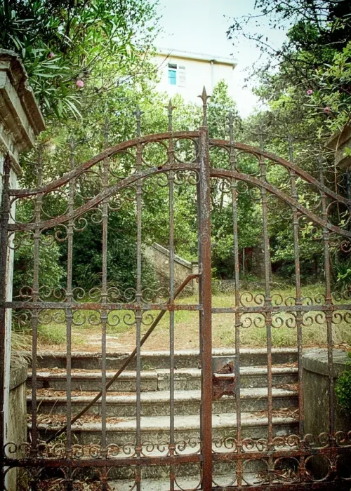 porta-de-ferro-enferrujada